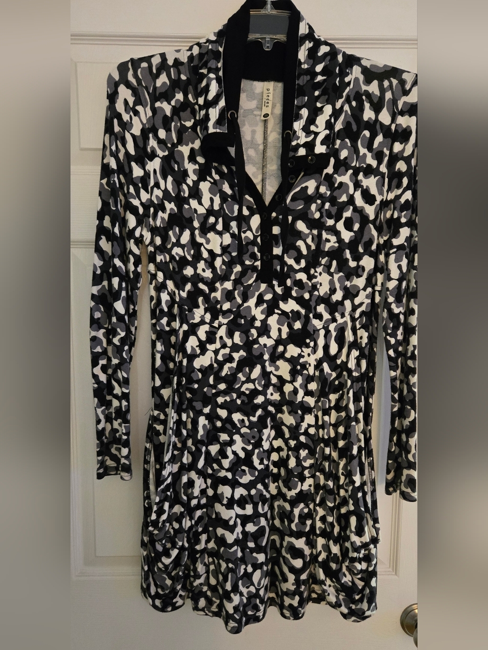 Kensie Black & White Printed Long-Sleeve V-Neck Dress